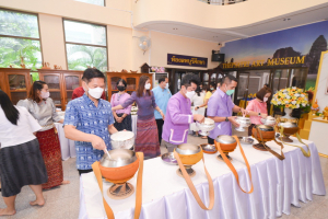 สำนักศิลปะและวัฒนธรรมจัดพิธีทำบุญทอดผ้าป่าข้าวสารอาหารแห้งช่วยเหลือผู้ประสบอุทกภัย และผู้ยากไร้ในจังหวัดลพบุรี