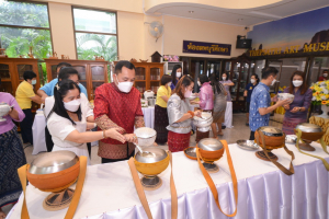 สำนักศิลปะและวัฒนธรรมจัดพิธีทำบุญทอดผ้าป่าข้าวสารอาหารแห้งช่วยเหลือผู้ประสบอุทกภัย และผู้ยากไร้ในจังหวัดลพบุรี