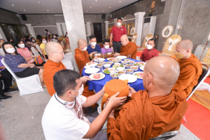 สำนักศิลปะและวัฒนธรรมจัดพิธีทำบุญทอดผ้าป่าข้าวสารอาหารแห้งช่วยเหลือผู้ประสบอุทกภัย และผู้ยากไร้ในจังหวัดลพบุรี