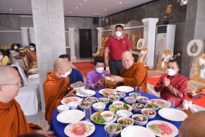 สำนักศิลปะและวัฒนธรรมจัดพิธีทำบุญทอดผ้าป่าข้าวสารอาหารแห้งช่วยเหลือผู้ประสบอุทกภัย และผู้ยากไร้ในจังหวัดลพบุรี