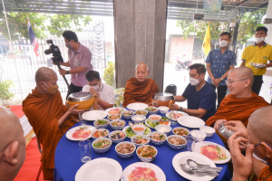 สำนักศิลปะและวัฒนธรรมจัดพิธีทำบุญทอดผ้าป่าข้าวสารอาหารแห้งช่วยเหลือผู้ประสบอุทกภัย และผู้ยากไร้ในจังหวัดลพบุรี