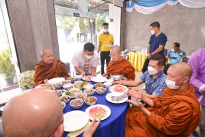 สำนักศิลปะและวัฒนธรรมจัดพิธีทำบุญทอดผ้าป่าข้าวสารอาหารแห้งช่วยเหลือผู้ประสบอุทกภัย และผู้ยากไร้ในจังหวัดลพบุรี