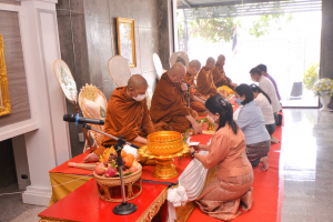 สำนักศิลปะและวัฒนธรรมจัดพิธีทำบุญทอดผ้าป่าข้าวสารอาหารแห้งช่วยเหลือผู้ประสบอุทกภัย และผู้ยากไร้ในจังหวัดลพบุรี