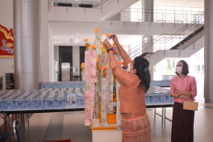 สำนักศิลปะและวัฒนธรรมจัดพิธีทำบุญทอดผ้าป่าข้าวสารอาหารแห้งช่วยเหลือผู้ประสบอุทกภัย และผู้ยากไร้ในจังหวัดลพบุรี