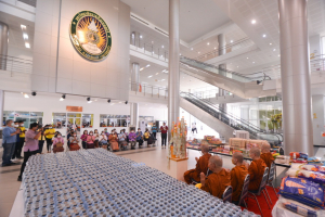 สำนักศิลปะและวัฒนธรรมจัดพิธีทำบุญทอดผ้าป่าข้าวสารอาหารแห้งช่วยเหลือผู้ประสบอุทกภัย และผู้ยากไร้ในจังหวัดลพบุรี
