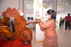 สำนักศิลปะและวัฒนธรรมจัดพิธีทำบุญทอดผ้าป่าข้าวสารอาหารแห้งช่วยเหลือผู้ประสบอุทกภัย และผู้ยากไร้ในจังหวัดลพบุรี