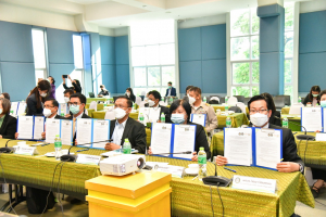 อธิการบดี และผู้บริหาร มรท. ร่วมการประชุมอธิการบดี มรภ. ครั้งที่ 5/65 และร่วมลงนาม MOU โครงการ เสริม สร้าง สุข มหาวิทยาลัยราชภัฏไปสู่สังคมสุขภาวะ