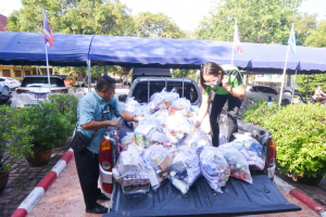 อธิการบดี มรท. นำผู้บริหาร และบุคลากร ลงพื้นที่มอบถุงยังชีพช่วยเหลือผู้ประสบอุทกภัยในพื้นที่ ต.ดอนโพธิ์ อ.เมือง จ.ลพบุรี