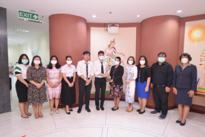 ศูนย์ภาษา และ คณะวิทยาการจัดการ นำผู้บริหาร คณาจารย์ บุคลากร และ นศ. เข้ามอบโล่และรายงานผลจากการเข้าร่วมการประกวด The 1st International Business Case Competition ต่ออธิการบดี