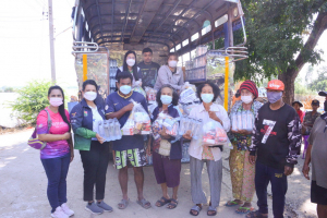 อธิการบดี มรท. นำผู้บริหาร คณาจารย์ นศ. ลงพื้นที่มอบถุงยังชีพช่วยเหลือผู้ประสบอุทกภัยในพื้นที่ จ.สิงห์บุรี
