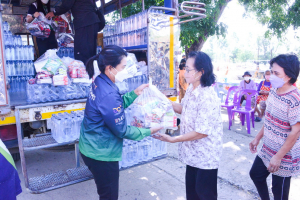 อธิการบดี มรท. นำผู้บริหาร คณาจารย์ นศ. ลงพื้นที่มอบถุงยังชีพช่วยเหลือผู้ประสบอุทกภัยในพื้นที่ จ.สิงห์บุรี