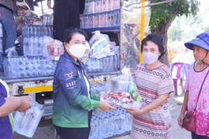 อธิการบดี มรท. นำผู้บริหาร คณาจารย์ นศ. ลงพื้นที่มอบถุงยังชีพช่วยเหลือผู้ประสบอุทกภัยในพื้นที่ จ.สิงห์บุรี
