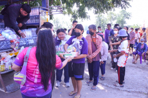 อธิการบดี มรท. นำผู้บริหาร คณาจารย์ นศ. ลงพื้นที่มอบถุงยังชีพช่วยเหลือผู้ประสบอุทกภัยในพื้นที่ จ.สิงห์บุรี