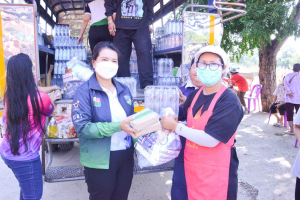 อธิการบดี มรท. นำผู้บริหาร คณาจารย์ นศ. ลงพื้นที่มอบถุงยังชีพช่วยเหลือผู้ประสบอุทกภัยในพื้นที่ จ.สิงห์บุรี