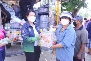 อธิการบดี มรท. นำผู้บริหาร คณาจารย์ นศ. ลงพื้นที่มอบถุงยังชีพช่วยเหลือผู้ประสบอุทกภัยในพื้นที่ จ.สิงห์บุรี