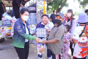 อธิการบดี มรท. นำผู้บริหาร คณาจารย์ นศ. ลงพื้นที่มอบถุงยังชีพช่วยเหลือผู้ประสบอุทกภัยในพื้นที่ จ.สิงห์บุรี