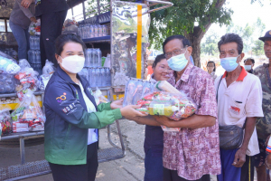อธิการบดี มรท. นำผู้บริหาร คณาจารย์ นศ. ลงพื้นที่มอบถุงยังชีพช่วยเหลือผู้ประสบอุทกภัยในพื้นที่ จ.สิงห์บุรี