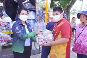 อธิการบดี มรท. นำผู้บริหาร คณาจารย์ นศ. ลงพื้นที่มอบถุงยังชีพช่วยเหลือผู้ประสบอุทกภัยในพื้นที่ จ.สิงห์บุรี
