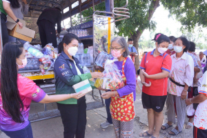 อธิการบดี มรท. นำผู้บริหาร คณาจารย์ นศ. ลงพื้นที่มอบถุงยังชีพช่วยเหลือผู้ประสบอุทกภัยในพื้นที่ จ.สิงห์บุรี