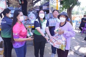 อธิการบดี มรท. นำผู้บริหาร คณาจารย์ นศ. ลงพื้นที่มอบถุงยังชีพช่วยเหลือผู้ประสบอุทกภัยในพื้นที่ จ.สิงห์บุรี