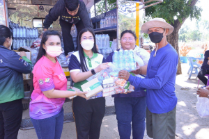 อธิการบดี มรท. นำผู้บริหาร คณาจารย์ นศ. ลงพื้นที่มอบถุงยังชีพช่วยเหลือผู้ประสบอุทกภัยในพื้นที่ จ.สิงห์บุรี