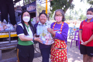 อธิการบดี มรท. นำผู้บริหาร คณาจารย์ นศ. ลงพื้นที่มอบถุงยังชีพช่วยเหลือผู้ประสบอุทกภัยในพื้นที่ จ.สิงห์บุรี