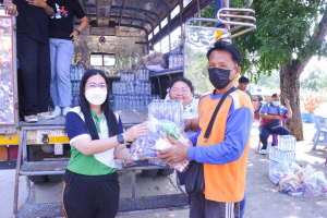 อธิการบดี มรท. นำผู้บริหาร คณาจารย์ นศ. ลงพื้นที่มอบถุงยังชีพช่วยเหลือผู้ประสบอุทกภัยในพื้นที่ จ.สิงห์บุรี
