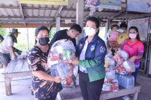 อธิการบดี มรท. นำผู้บริหาร คณาจารย์ นศ. ลงพื้นที่มอบถุงยังชีพช่วยเหลือผู้ประสบอุทกภัยในพื้นที่ จ.สิงห์บุรี