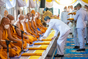 ผู้บริหาร มรท. ร่วมพิธีทอดผ้าป่าสมทบทุนโครงการเล่าเรียนหลวงสำหรับพระสงฆ์ไทยของ จ.ลพบุรี
