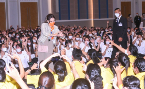 ทูลกระหม่อมหญิงอุบลรัตนราชกัญญา สิริวัฒนาพรรณวดี เสด็จเยี่ยมสมาชิก และทรงติดตามผลการดำเนินงานโครงการ TO BE NUMBER ONE ทรงเปิดชมรม TO BE NUMBER ONE และศูนย์เพื่อนใจ TO BE NUMBER ONE มหาวิทยาลัยราชภัฎเทพสตรี