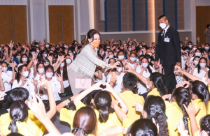 ทูลกระหม่อมหญิงอุบลรัตนราชกัญญา สิริวัฒนาพรรณวดี เสด็จเยี่ยมสมาชิก และทรงติดตามผลการดำเนินงานโครงการ TO BE NUMBER ONE ทรงเปิดชมรม TO BE NUMBER ONE และศูนย์เพื่อนใจ TO BE NUMBER ONE มหาวิทยาลัยราชภัฎเทพสตรี