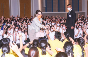 ทูลกระหม่อมหญิงอุบลรัตนราชกัญญา สิริวัฒนาพรรณวดี เสด็จเยี่ยมสมาชิก และทรงติดตามผลการดำเนินงานโครงการ TO BE NUMBER ONE ทรงเปิดชมรม TO BE NUMBER ONE และศูนย์เพื่อนใจ TO BE NUMBER ONE มหาวิทยาลัยราชภัฎเทพสตรี