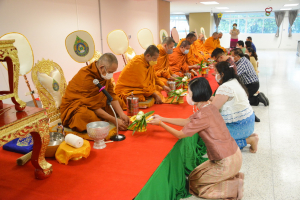 คณะมนุษยศาสตร์ฯ จัดพิธีทำบุญตักบาตรเนื่องในโอกาสวันขึ้นปีใหม่