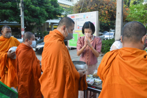 คณะมนุษยศาสตร์ฯ จัดพิธีทำบุญตักบาตรเนื่องในโอกาสวันขึ้นปีใหม่