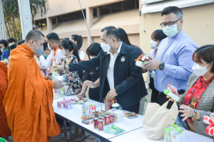 คณะมนุษยศาสตร์ฯ จัดพิธีทำบุญตักบาตรเนื่องในโอกาสวันขึ้นปีใหม่