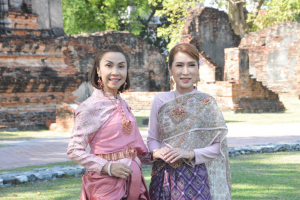 มรภ.เทพสตรี ร่วมถ่ายทำ MV นุ่งโจงห่มสไบ ประชาสัมพันธ์งานแผ่นดินสมเด็จพระนารายณ์มหาราช