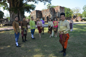 มรภ.เทพสตรี ร่วมถ่ายทำ MV นุ่งโจงห่มสไบ ประชาสัมพันธ์งานแผ่นดินสมเด็จพระนารายณ์มหาราช