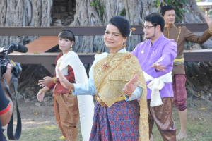 มรภ.เทพสตรี ร่วมถ่ายทำ MV นุ่งโจงห่มสไบ ประชาสัมพันธ์งานแผ่นดินสมเด็จพระนารายณ์มหาราช