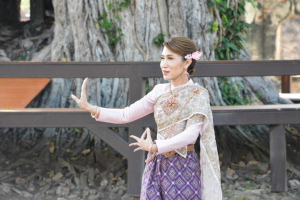 มรภ.เทพสตรี ร่วมถ่ายทำ MV นุ่งโจงห่มสไบ ประชาสัมพันธ์งานแผ่นดินสมเด็จพระนารายณ์มหาราช