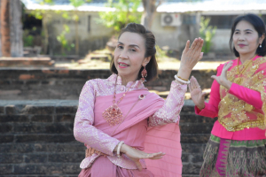 มรภ.เทพสตรี ร่วมถ่ายทำ MV นุ่งโจงห่มสไบ ประชาสัมพันธ์งานแผ่นดินสมเด็จพระนารายณ์มหาราช
