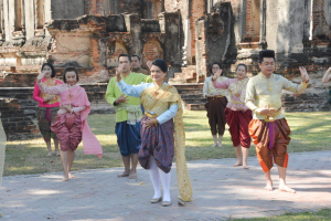 มรภ.เทพสตรี ร่วมถ่ายทำ MV นุ่งโจงห่มสไบ ประชาสัมพันธ์งานแผ่นดินสมเด็จพระนารายณ์มหาราช