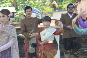 มรภ.เทพสตรี ร่วมถ่ายทำ MV นุ่งโจงห่มสไบ ประชาสัมพันธ์งานแผ่นดินสมเด็จพระนารายณ์มหาราช