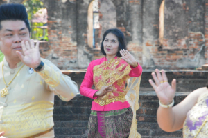 มรภ.เทพสตรี ร่วมถ่ายทำ MV นุ่งโจงห่มสไบ ประชาสัมพันธ์งานแผ่นดินสมเด็จพระนารายณ์มหาราช