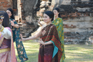 มรภ.เทพสตรี ร่วมถ่ายทำ MV นุ่งโจงห่มสไบ ประชาสัมพันธ์งานแผ่นดินสมเด็จพระนารายณ์มหาราช