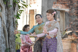 มรภ.เทพสตรี ร่วมถ่ายทำ MV นุ่งโจงห่มสไบ ประชาสัมพันธ์งานแผ่นดินสมเด็จพระนารายณ์มหาราช