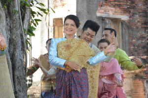 มรภ.เทพสตรี ร่วมถ่ายทำ MV นุ่งโจงห่มสไบ ประชาสัมพันธ์งานแผ่นดินสมเด็จพระนารายณ์มหาราช