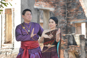 มรภ.เทพสตรี ร่วมถ่ายทำ MV นุ่งโจงห่มสไบ ประชาสัมพันธ์งานแผ่นดินสมเด็จพระนารายณ์มหาราช