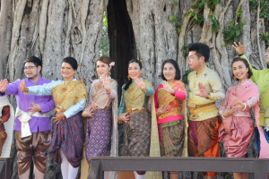 มรภ.เทพสตรี ร่วมถ่ายทำ MV นุ่งโจงห่มสไบ ประชาสัมพันธ์งานแผ่นดินสมเด็จพระนารายณ์มหาราช