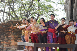 มรภ.เทพสตรี ร่วมถ่ายทำ MV นุ่งโจงห่มสไบ ประชาสัมพันธ์งานแผ่นดินสมเด็จพระนารายณ์มหาราช