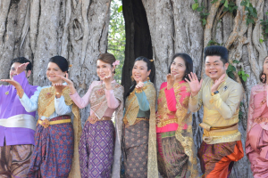 มรภ.เทพสตรี ร่วมถ่ายทำ MV นุ่งโจงห่มสไบ ประชาสัมพันธ์งานแผ่นดินสมเด็จพระนารายณ์มหาราช